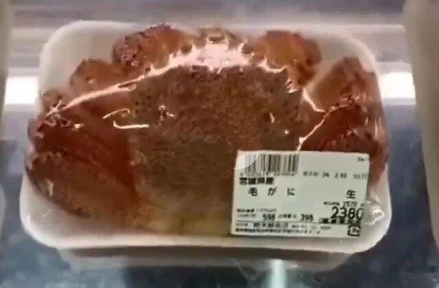 Satılmayı bekleyen yengecin kaçmaya çalıştığı anlar