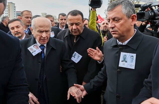 Şehit cenazesinde dikkat çeken anlar! Özel ile Bahçeli yan yana