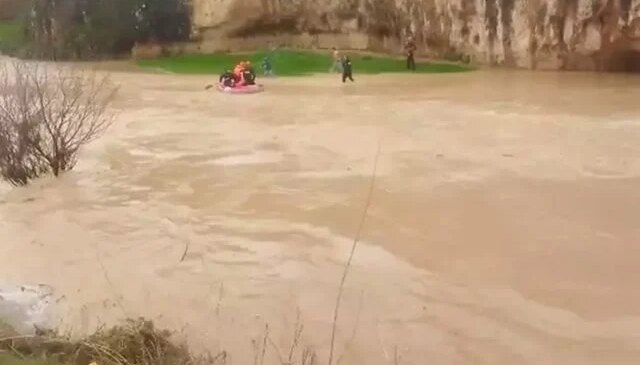 Adıyaman’da sel sularına kapılıp, mağaraya sığınan 4 çiftçi kurtarıldı