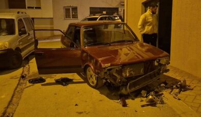 Sevgilisinden ayrılan genç sokak ortasında aracını parçaladı