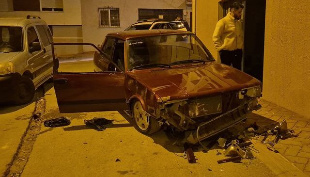 Sevgilisinden ayrılan genç sokak ortasında aracını parçaladı
