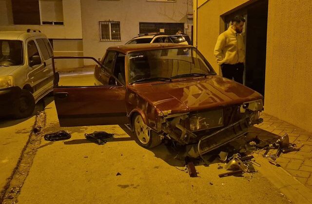 Sevgilisinden ayrılan genç sokak ortasında aracını parçaladı