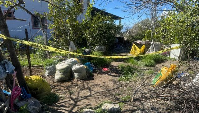 Eve giden komşular korkunç manzarayla karşılaştı! Biri mutfakta, diğeri odada…