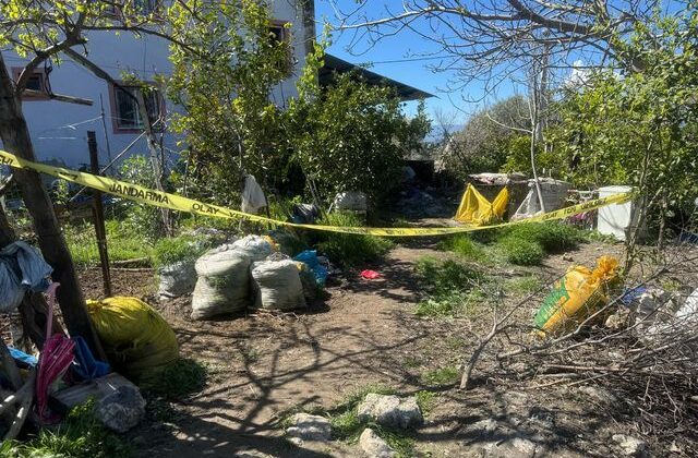 Eve giden komşular korkunç manzarayla karşılaştı! Biri mutfakta, diğeri odada…