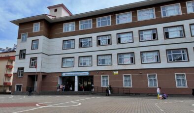 Sınıfta çantasından çıkardığı eşya 30 öğrenciyi hastanelik etti