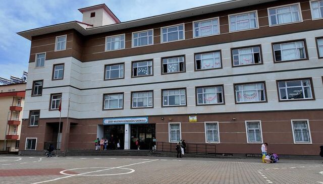 Sınıfta çantasından çıkardığı eşya 30 öğrenciyi hastanelik etti