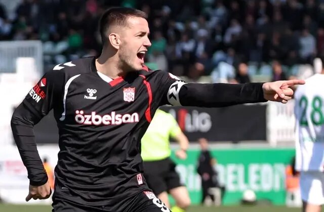 Sivasspor, Rey Manaj’la güldü