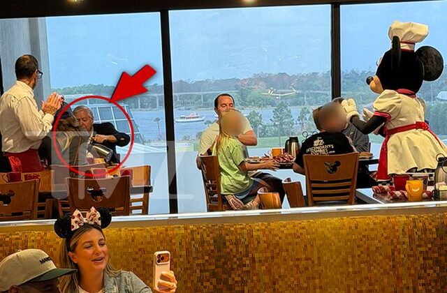 Skandal fotoğraf! Savaşı kışkırtıp soluğu Disney World’de aldı