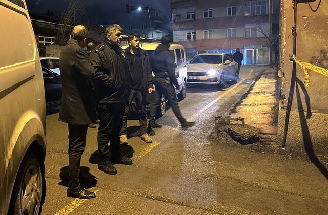 Sokakta boğazından bıçaklanmış halde ölü olarak bulundu