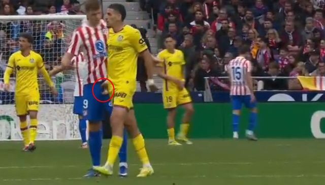 Sörloth’un cinsel organını tutan futbolcuya kırmızı kart