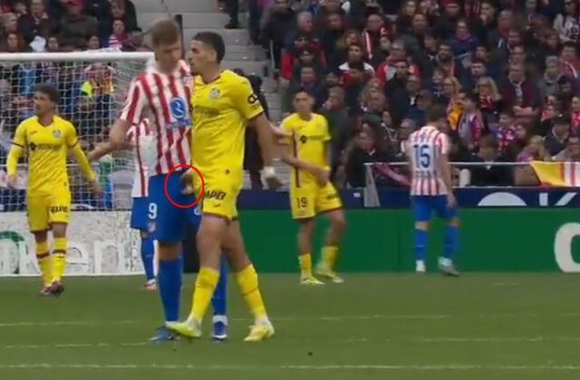 Sörloth’un cinsel organını tutan futbolcuya kırmızı kart