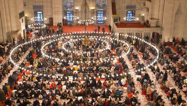 Süleymaniye’de 3 bin çocuk aynı sofrada iftar açtı