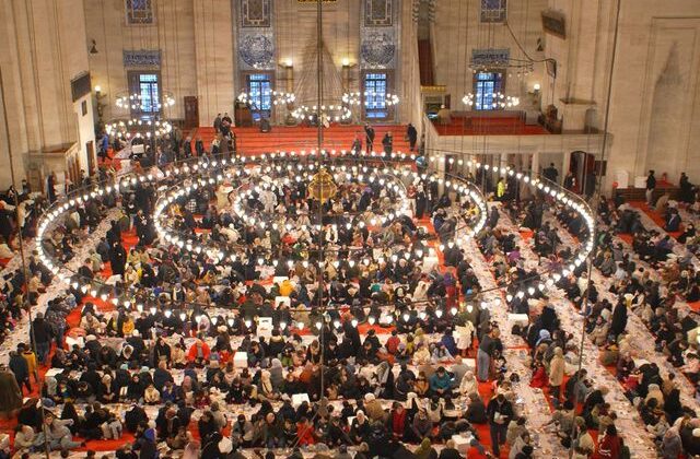Süleymaniye’de 3 bin çocuk aynı sofrada iftar açtı