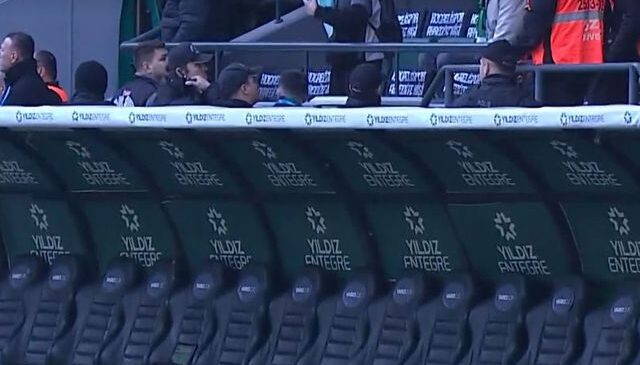 Süper Lig’de ilginç anlar! Rakip penaltı kazanınca tüm yedek kulübesi soyunma odasına gitti