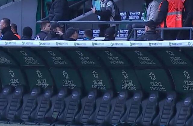 Süper Lig’de ilginç anlar! Rakip penaltı kazanınca tüm yedek kulübesi soyunma odasına gitti