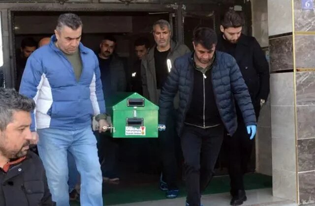 Tartıştığı babasını boğazını keserek öldürdü