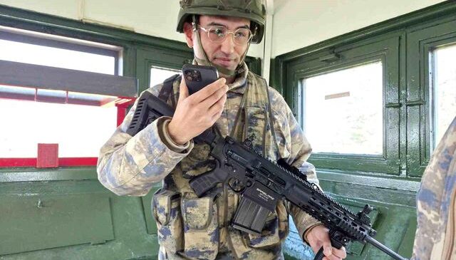 Telefondan annesiyle bayramlaşan Mehmetçik’in duygu dolu anları