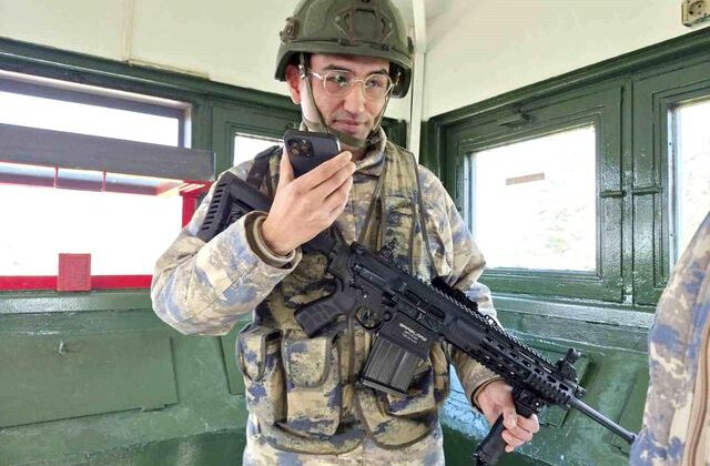 Telefondan annesiyle bayramlaşan Mehmetçik’in duygu dolu anları