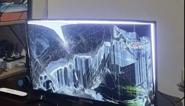 Televizyonda gördüğüne daha fazla dayanamayıp yumrukladı