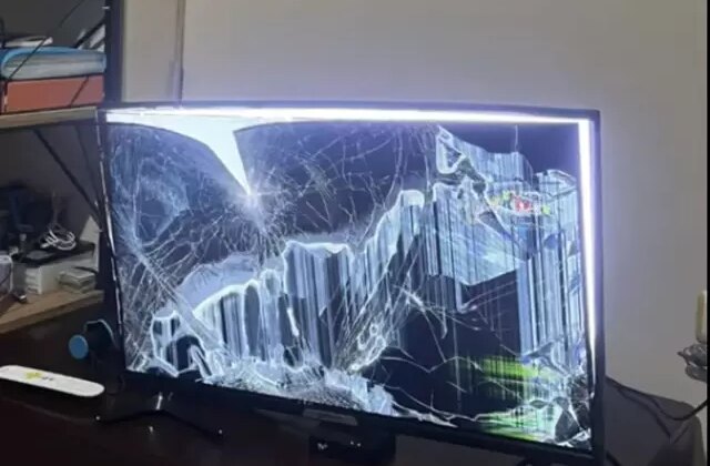 Televizyonda gördüğüne daha fazla dayanamayıp yumrukladı