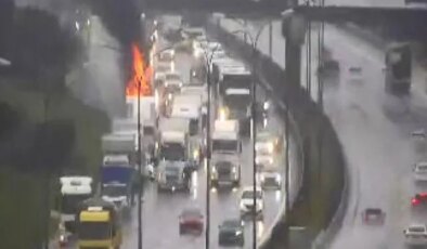 TEM Otoyolu’nda tır yandı, trafikte yoğunluk oluştu