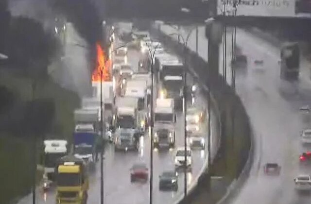 TEM Otoyolu’nda tır yandı, trafikte yoğunluk oluştu