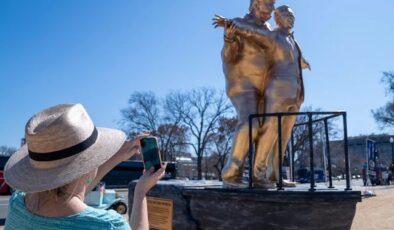 Trump’ı küplere bindirecek heykel! ABD’nin orta yerine diktiler