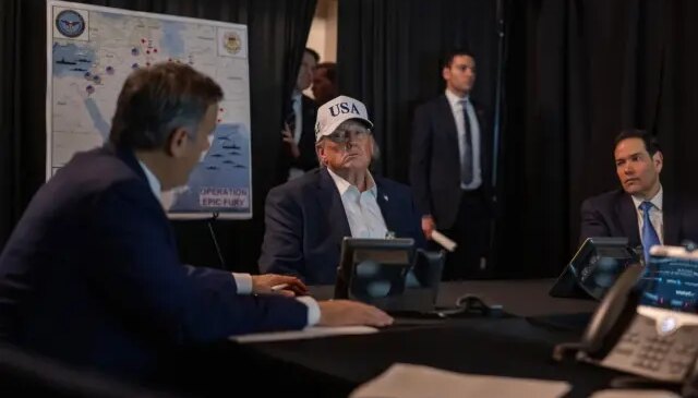 Trump mesaj mı verdi? Arkasındaki haritada Türkiye detayına dikkat