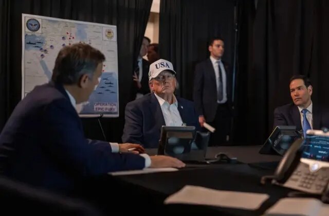 Trump mesaj mı verdi? Arkasındaki haritada Türkiye detayına dikkat