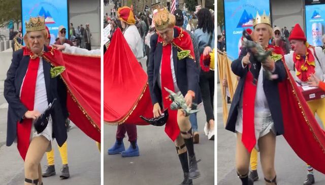 Trump’ın altına bez bağlayıp eline oyuncak verdiler