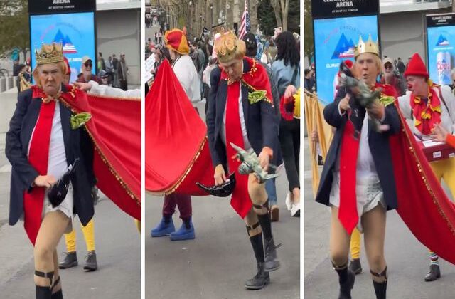 Trump’ın altına bez bağlayıp eline oyuncak verdiler