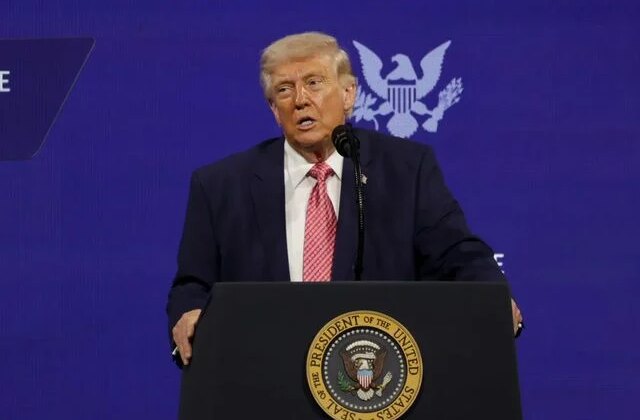 Trump’tan gazetecilere: Bana her şeyi sorabilirsin, seksten bahsedebilirsin