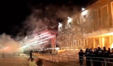 Ülke yanıyor! Protestocuların hedef aldığı yer başbakanın konutu