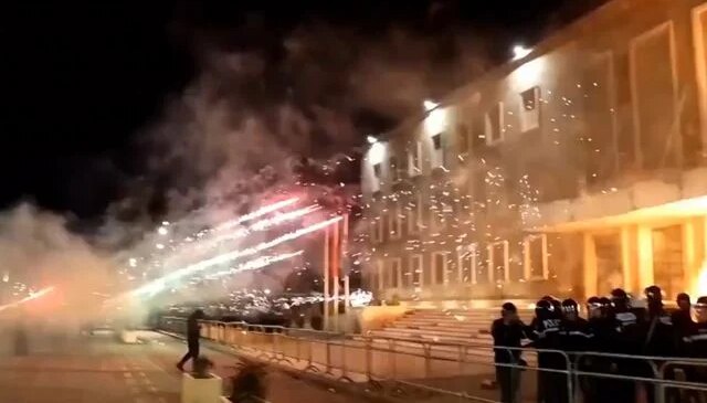 Ülke yanıyor! Protestocuların hedef aldığı yer başbakanın konutu