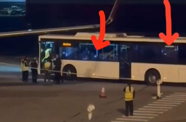 İranlı kadın futbolcular, otobüsün camından cep telefonlarıyla SOS işareti yaptı