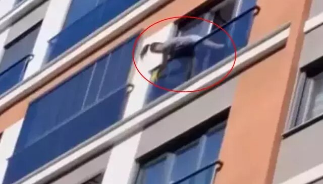 Ünlü şarkıcı cam sildi, onu görenlerin yüreği ağzına geldi