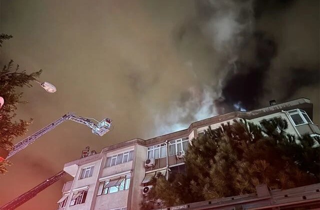 Üsküdar’da çatı katında yangın çıktı