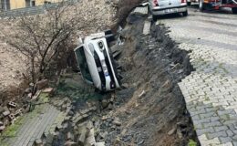 Üsküdar’da yol çöktü, otomobil çukura düştü