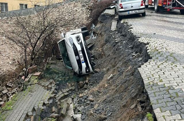 Üsküdar’da yol çöktü, otomobil çukura düştü