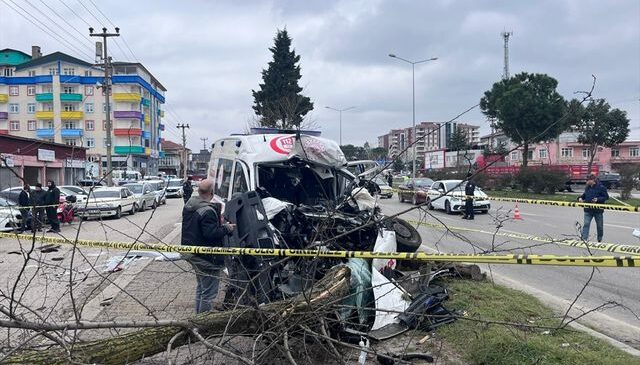 Vakaya giden ambulans kaza yaptı, ölü ve yaralılar var