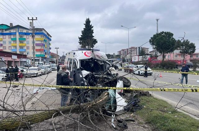 Vakaya giden ambulans kaza yaptı, ölü ve yaralılar var