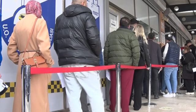 Yasağa saatler kaldı, kuyruk uzadıkça uzadı