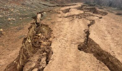 Yer yarıldı, görüntüler dehşete düşürdü! Kimse bölgeye yaklaşamıyor