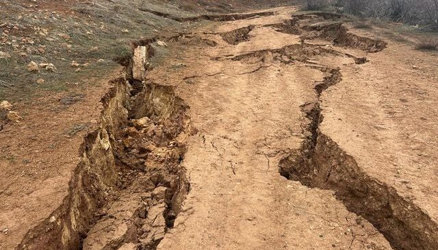 Yer yarıldı, görüntüler dehşete düşürdü! Kimse bölgeye yaklaşamıyor