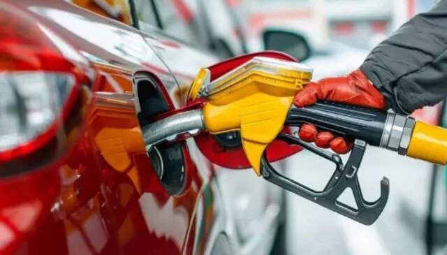 Zam beklentisi sonrası akın ettiler! Uzun kuyruklar oluştu