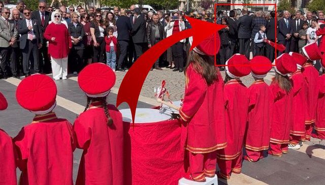 23 Nisan ruhuna yakışmayan görüntü! CHP’liler çocuklara sırtlarını döndü