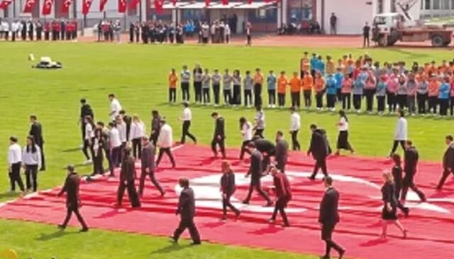 23 Nisan’da yere serilen Türk bayrağı görüntüsü olay oldu! Cumhurbaşkanlığı’ndan açıklama var