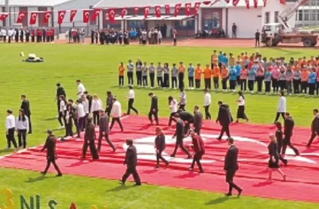 23 Nisan’da yere serilen Türk bayrağı görüntüsü olay oldu! Cumhurbaşkanlığı’ndan açıklama var