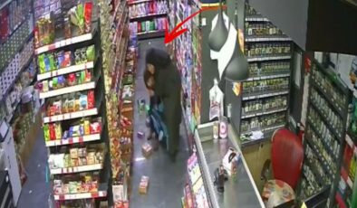 5.2’lik depremden en net görüntü! Çocuğunu böyle korumaya çalıştı