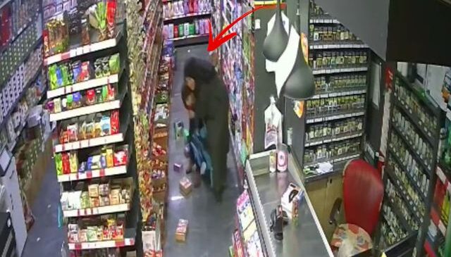 5.2’lik depremden en net görüntü! Çocuğunu böyle korumaya çalıştı